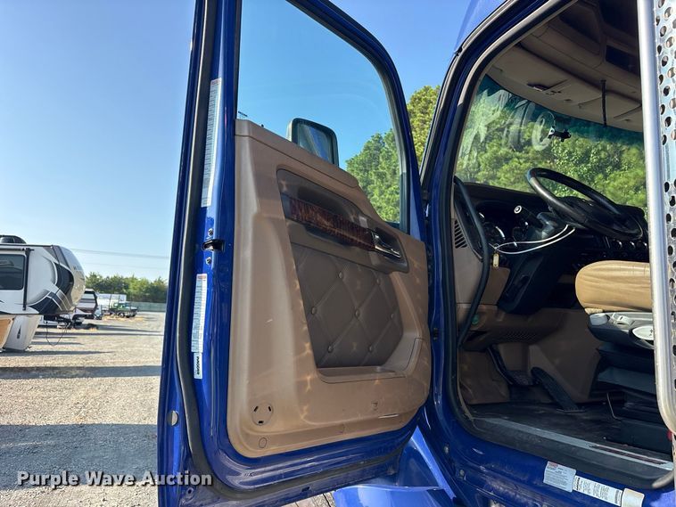 image for item YA3774 2019 Kenworth T880 semi truck