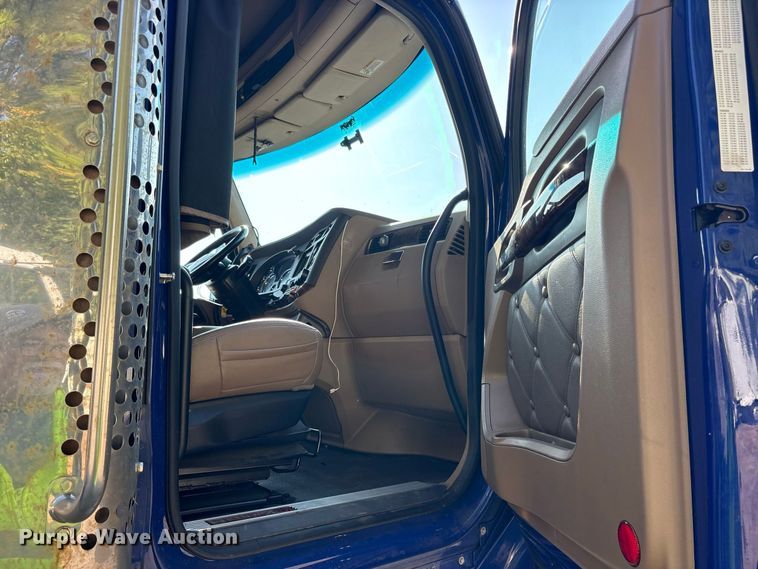 image for item YA3774 2019 Kenworth T880 semi truck