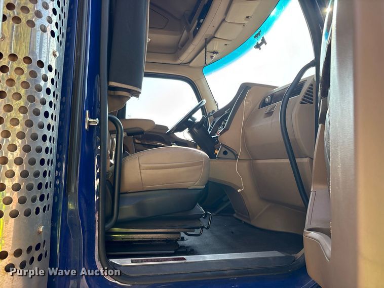 image for item YA3774 2019 Kenworth T880 semi truck