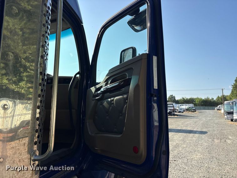 image for item YA3774 2019 Kenworth T880 semi truck