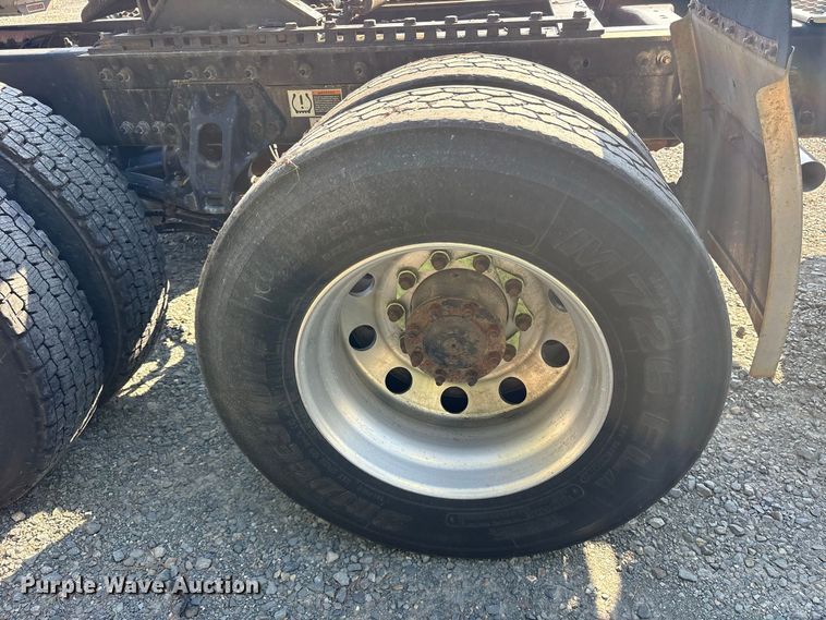 image for item YA3774 2019 Kenworth T880 semi truck