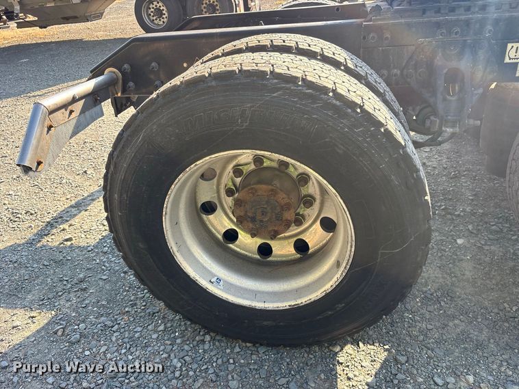 image for item YA3774 2019 Kenworth T880 semi truck