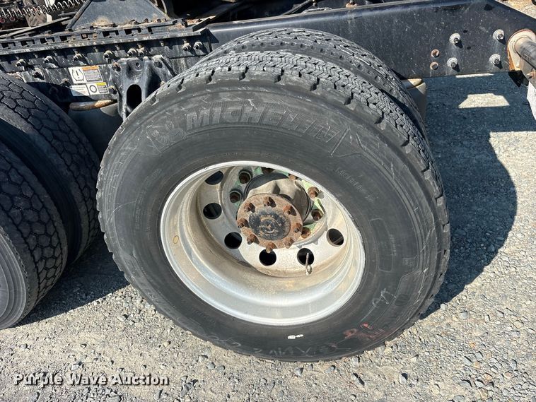 image for item YA3774 2019 Kenworth T880 semi truck