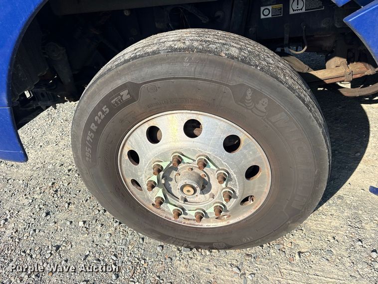 image for item YA3774 2019 Kenworth T880 semi truck