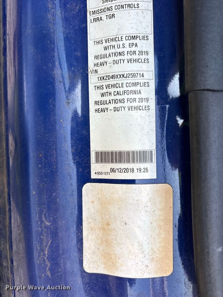 image for item YA3774 2019 Kenworth T880 semi truck