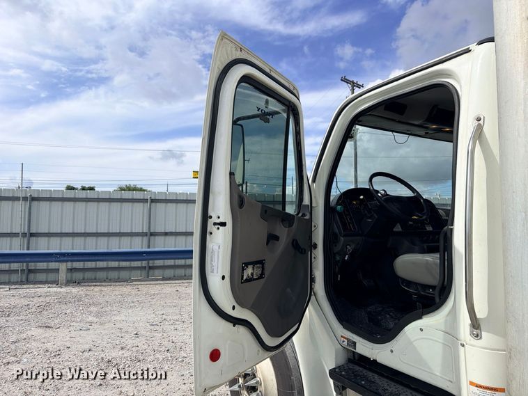 image for item YA3995 2017 Freightliner Business Class M2  box truck