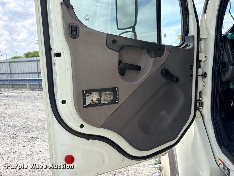 image for item YA3995 2017 Freightliner Business Class M2  box truck