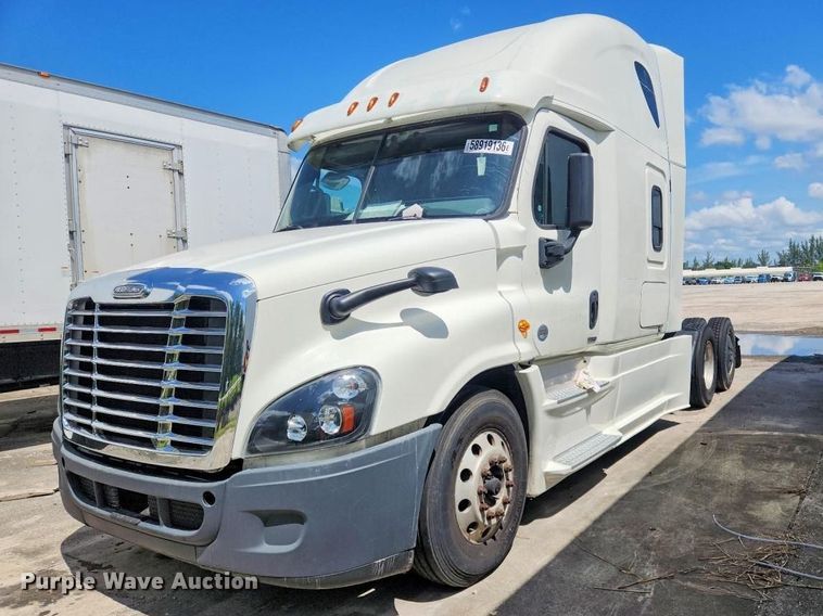 image for item YA4015 2018 Freightliner Cascadia semi truck