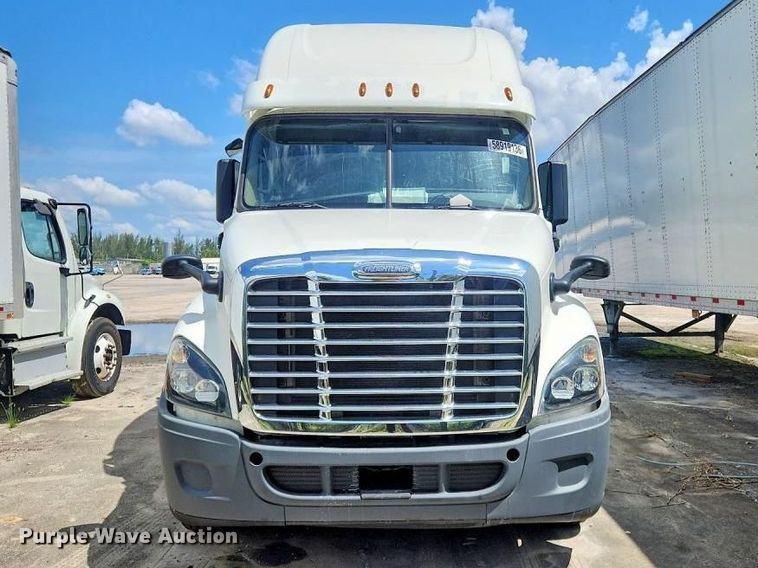 image for item YA4015 2018 Freightliner Cascadia semi truck