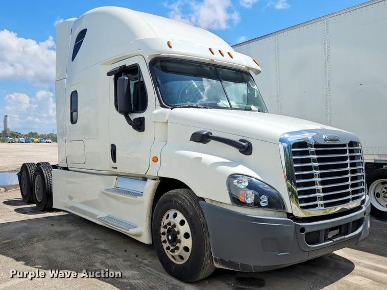 image for item YA4015 2018 Freightliner Cascadia semi truck