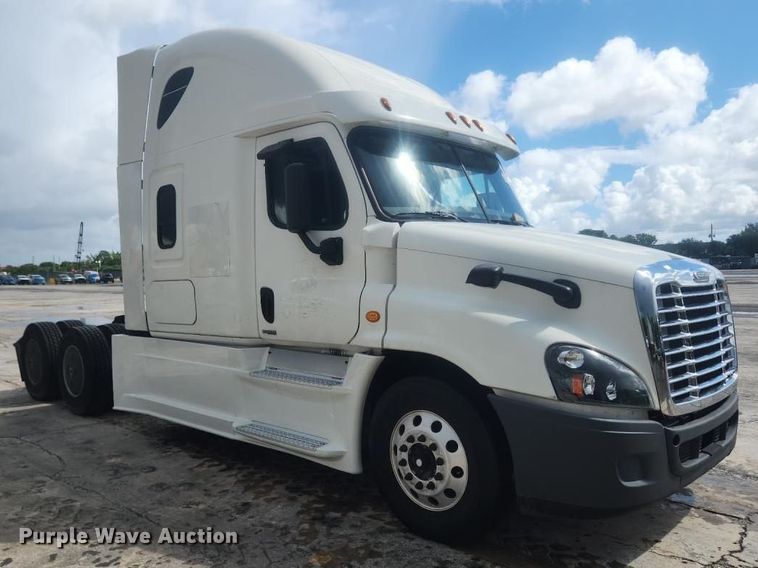 image for item YA4015 2018 Freightliner Cascadia semi truck