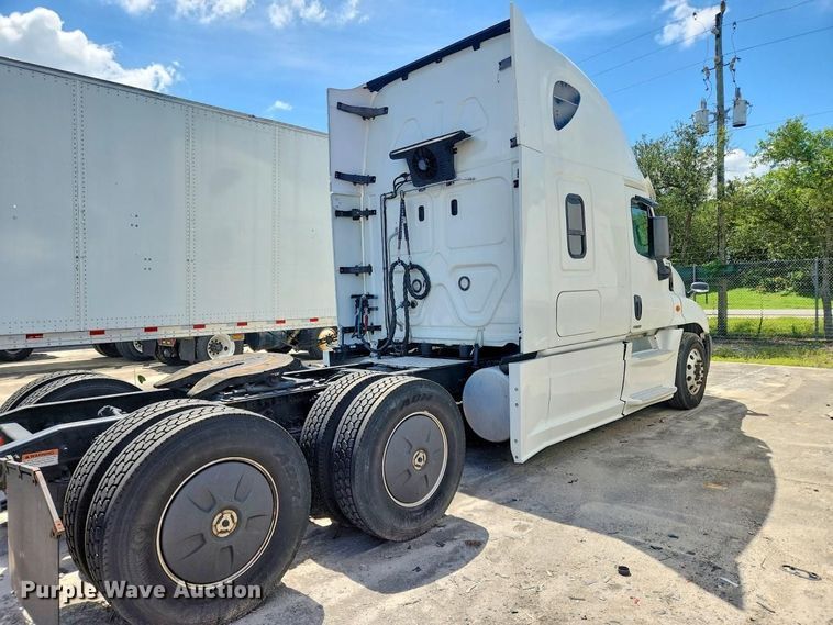 image for item YA4015 2018 Freightliner Cascadia semi truck