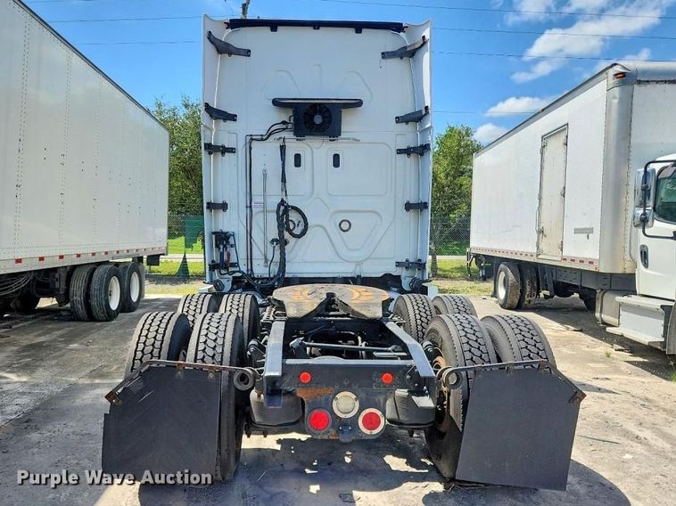 image for item YA4015 2018 Freightliner Cascadia semi truck