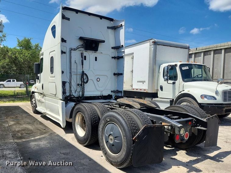 image for item YA4015 2018 Freightliner Cascadia semi truck