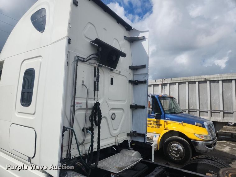 image for item YA4015 2018 Freightliner Cascadia semi truck