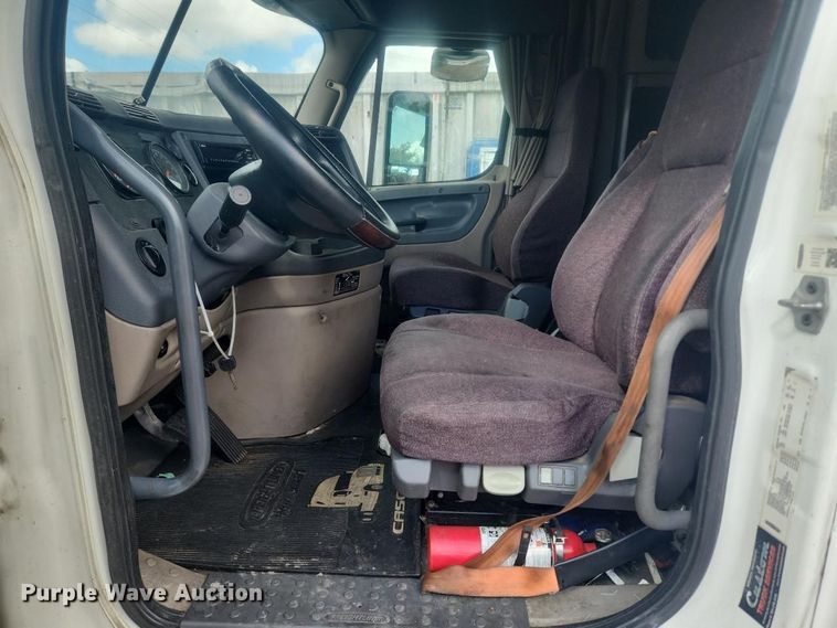 image for item YA4015 2018 Freightliner Cascadia semi truck