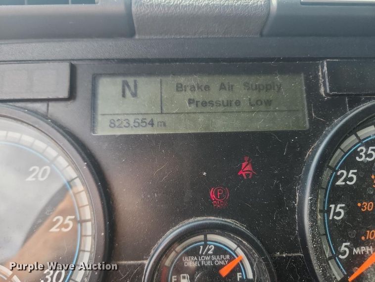 image for item YA4015 2018 Freightliner Cascadia semi truck