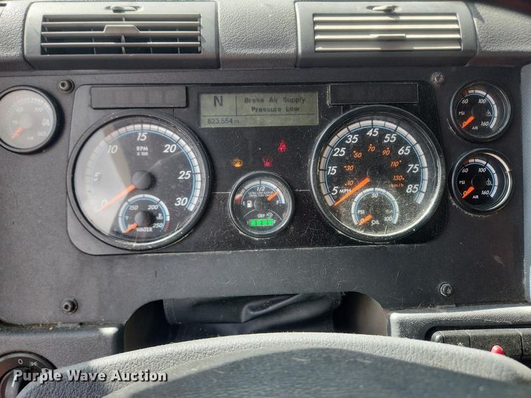 image for item YA4015 2018 Freightliner Cascadia semi truck