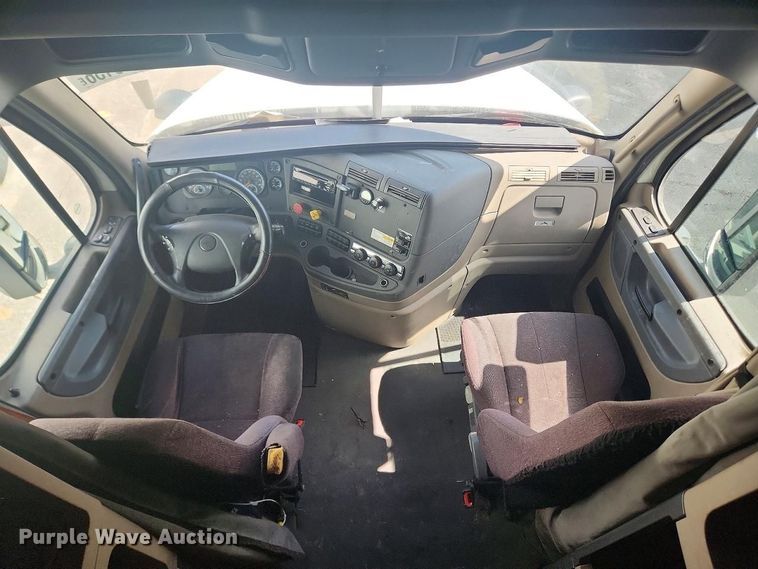 image for item YA4015 2018 Freightliner Cascadia semi truck