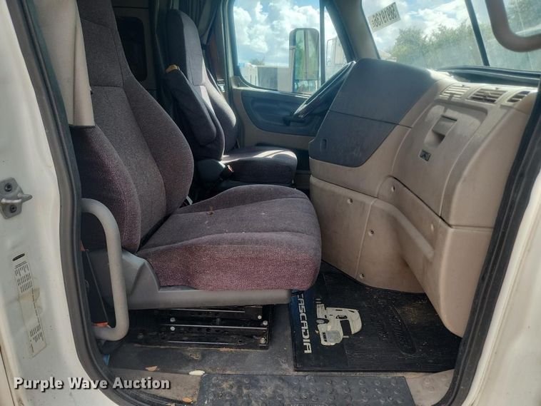 image for item YA4015 2018 Freightliner Cascadia semi truck