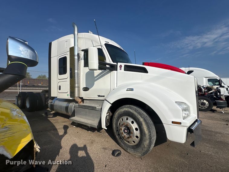 image for item YA4064 2019 Kenworth T880 semi truck