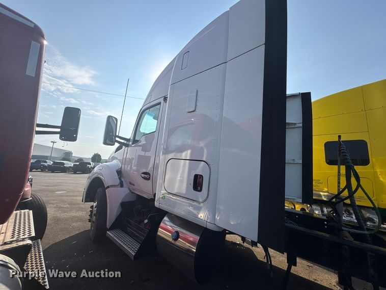 image for item YA4064 2019 Kenworth T880 semi truck