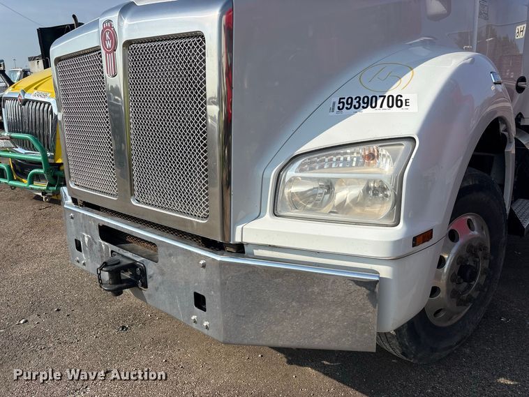 image for item YA4064 2019 Kenworth T880 semi truck