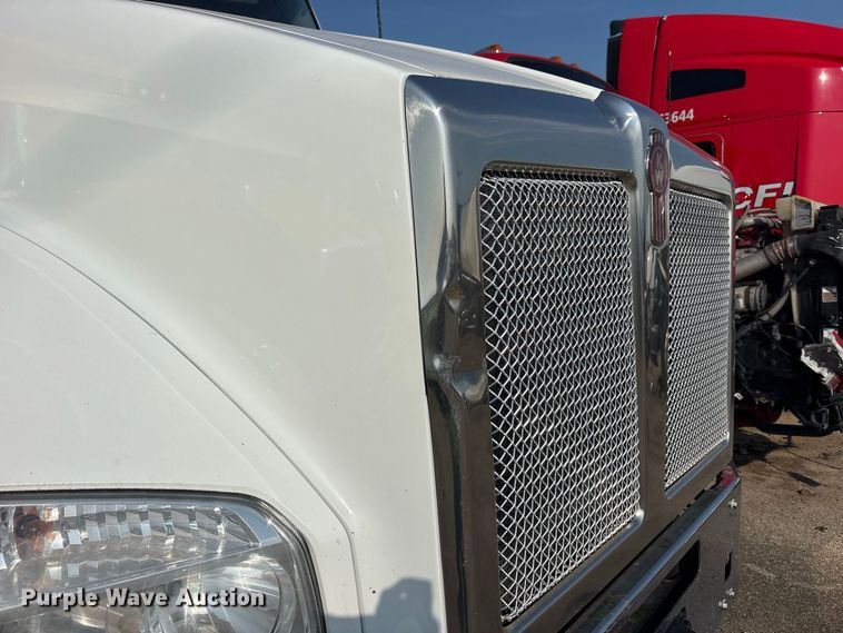 image for item YA4064 2019 Kenworth T880 semi truck