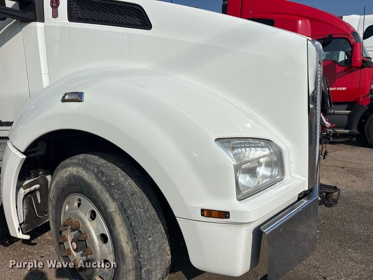 image for item YA4064 2019 Kenworth T880 semi truck