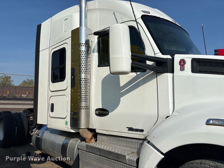 image for item YA4064 2019 Kenworth T880 semi truck