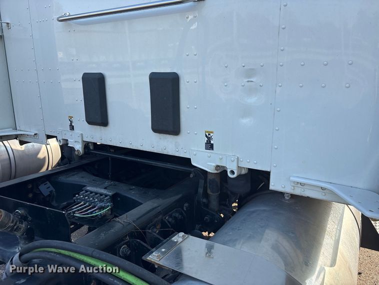 image for item YA4064 2019 Kenworth T880 semi truck