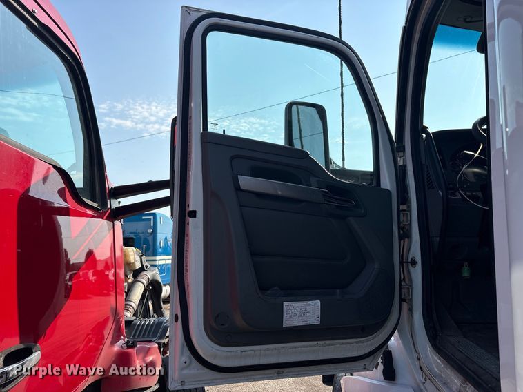 image for item YA4064 2019 Kenworth T880 semi truck