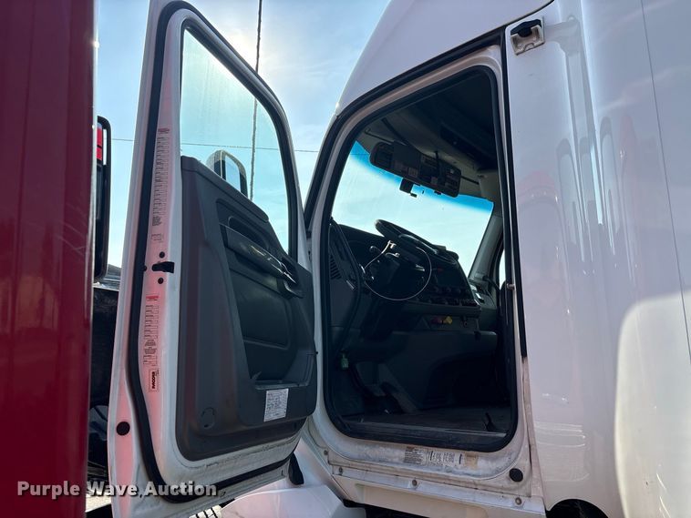 image for item YA4064 2019 Kenworth T880 semi truck