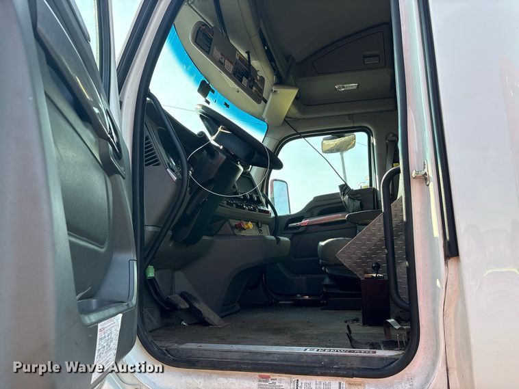 image for item YA4064 2019 Kenworth T880 semi truck
