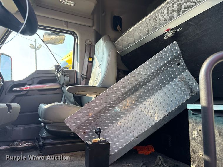 image for item YA4064 2019 Kenworth T880 semi truck