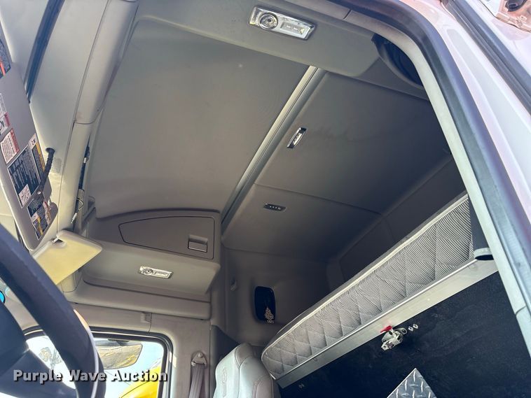 image for item YA4064 2019 Kenworth T880 semi truck