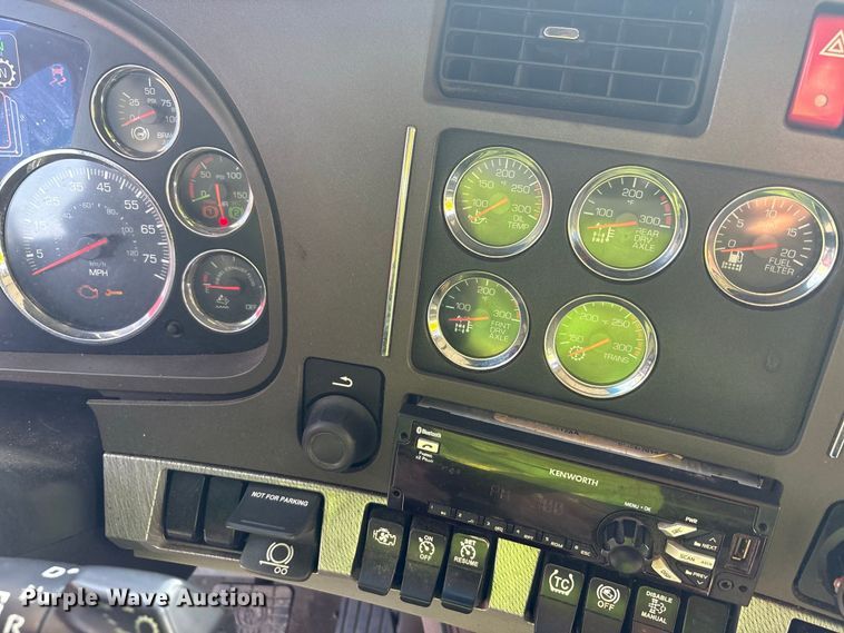 image for item YA4064 2019 Kenworth T880 semi truck
