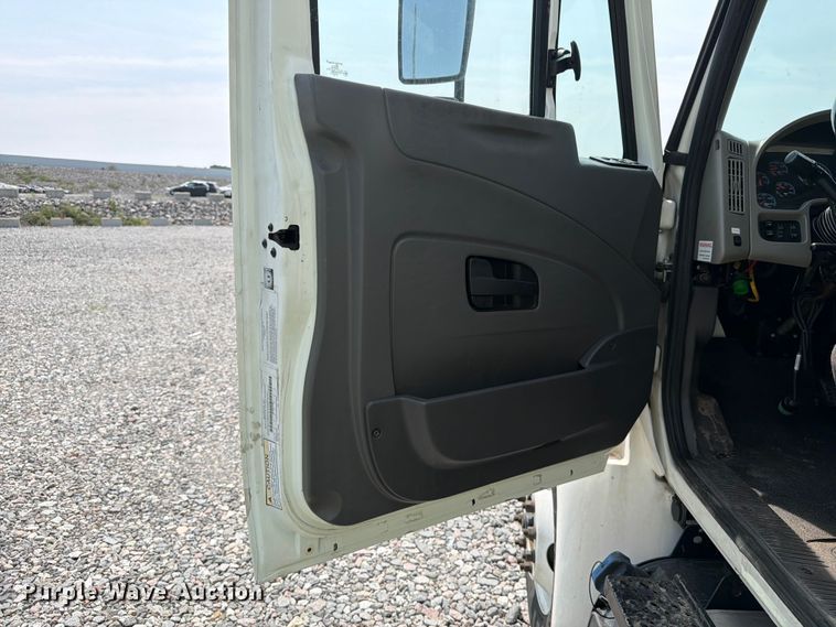 image for item YA4073 2019 International 4300 box truck