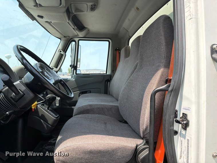 image for item YA4073 2019 International 4300 box truck