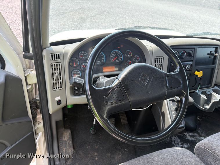 image for item YA4073 2019 International 4300 box truck