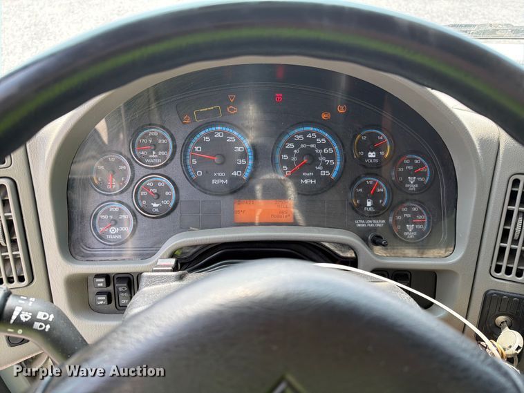 image for item YA4073 2019 International 4300 box truck