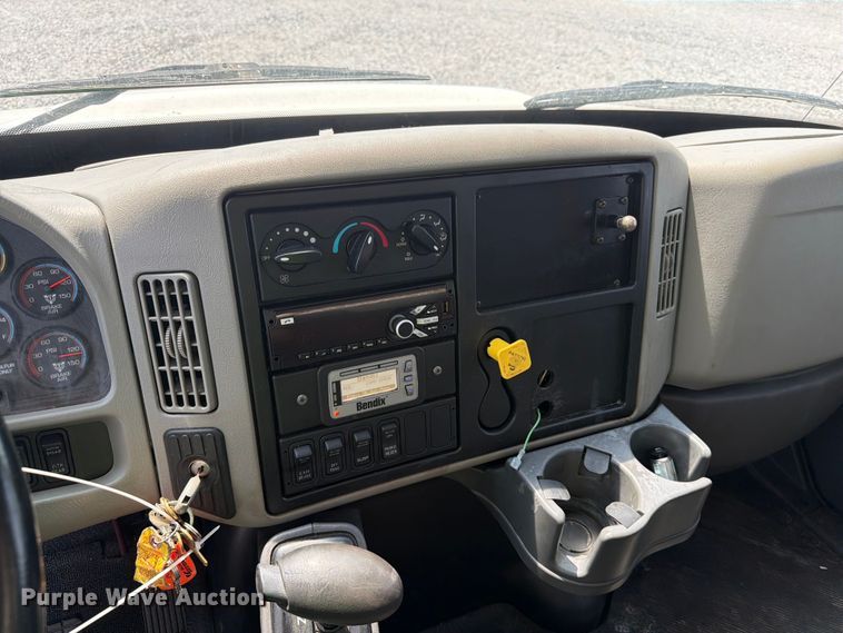 image for item YA4073 2019 International 4300 box truck
