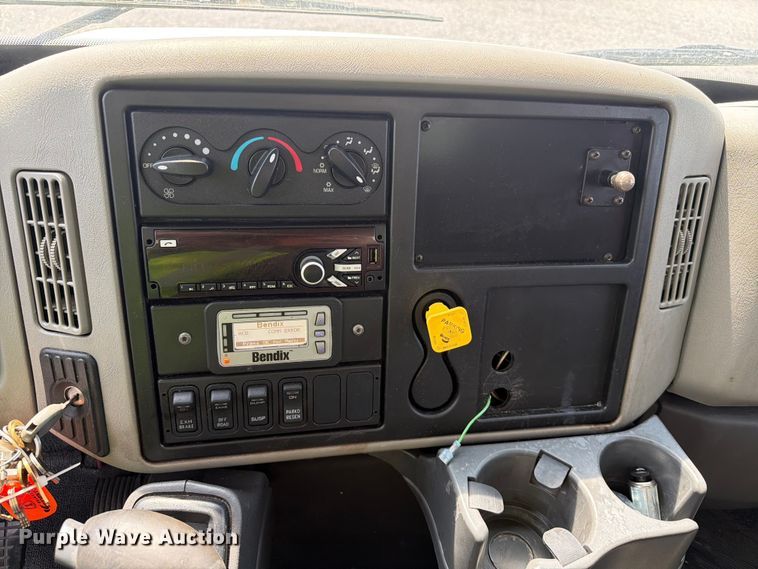 image for item YA4073 2019 International 4300 box truck