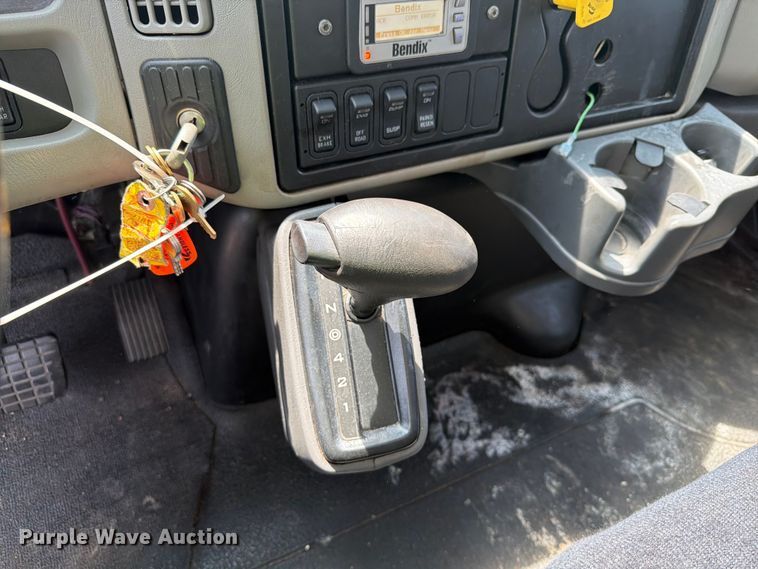 image for item YA4073 2019 International 4300 box truck