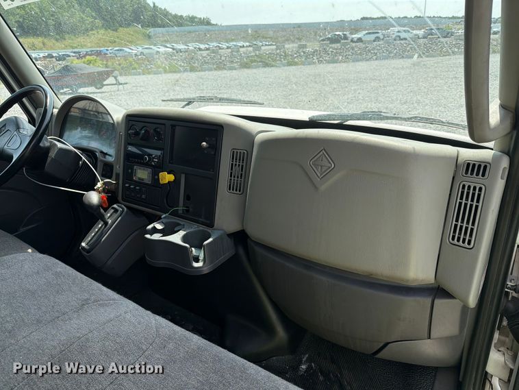 image for item YA4073 2019 International 4300 box truck