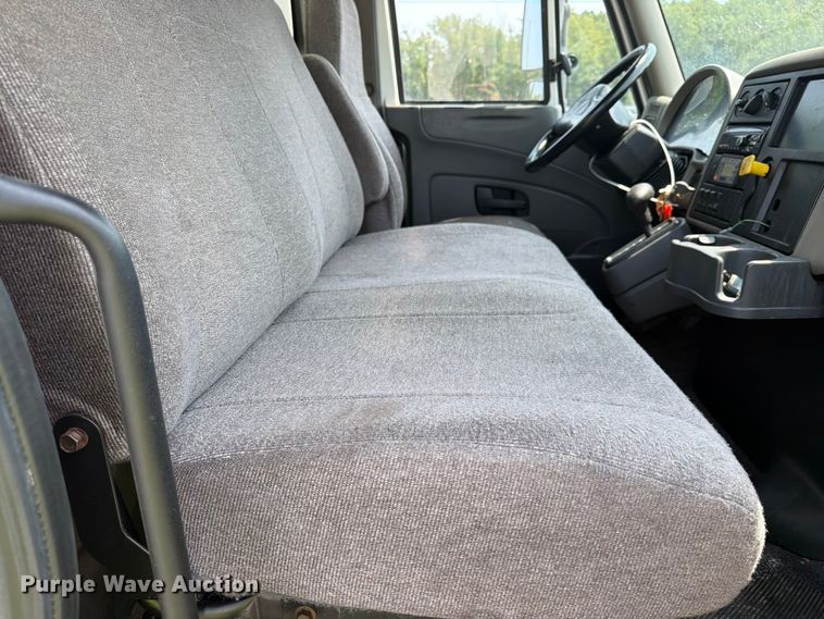 image for item YA4073 2019 International 4300 box truck