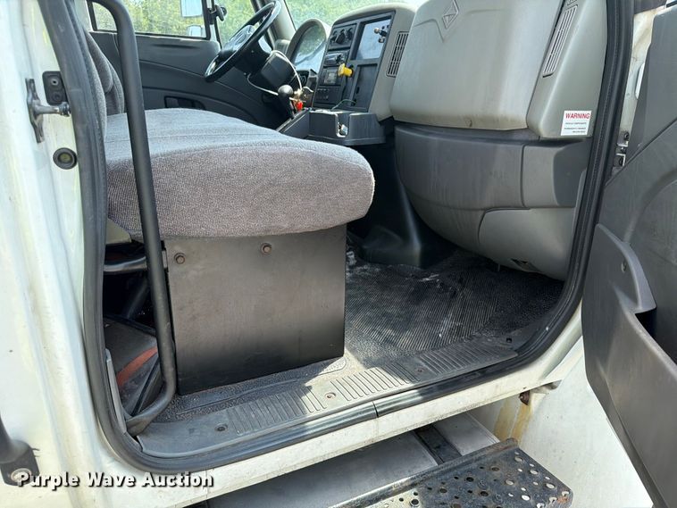 image for item YA4073 2019 International 4300 box truck