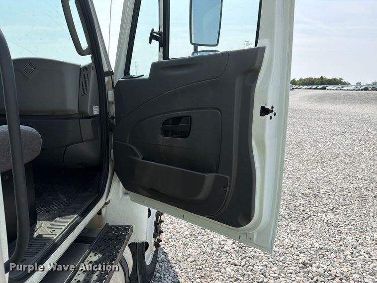 image for item YA4073 2019 International 4300 box truck