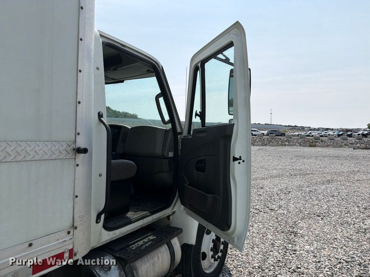 image for item YA4073 2019 International 4300 box truck