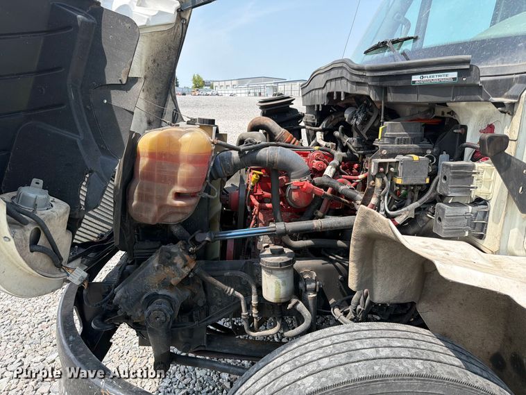 image for item YA4073 2019 International 4300 box truck